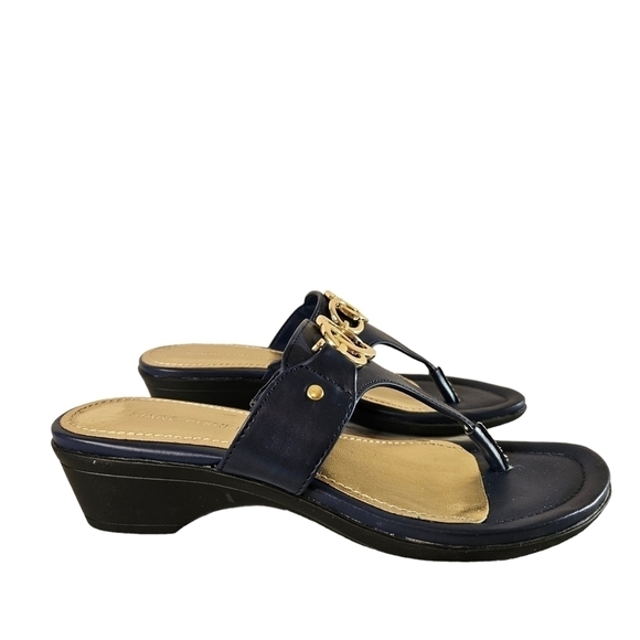 Marc Fisher Ariana Dark Blue Thong Low Heel Sandals Sz 6,6.5 - Picture 3 of 8